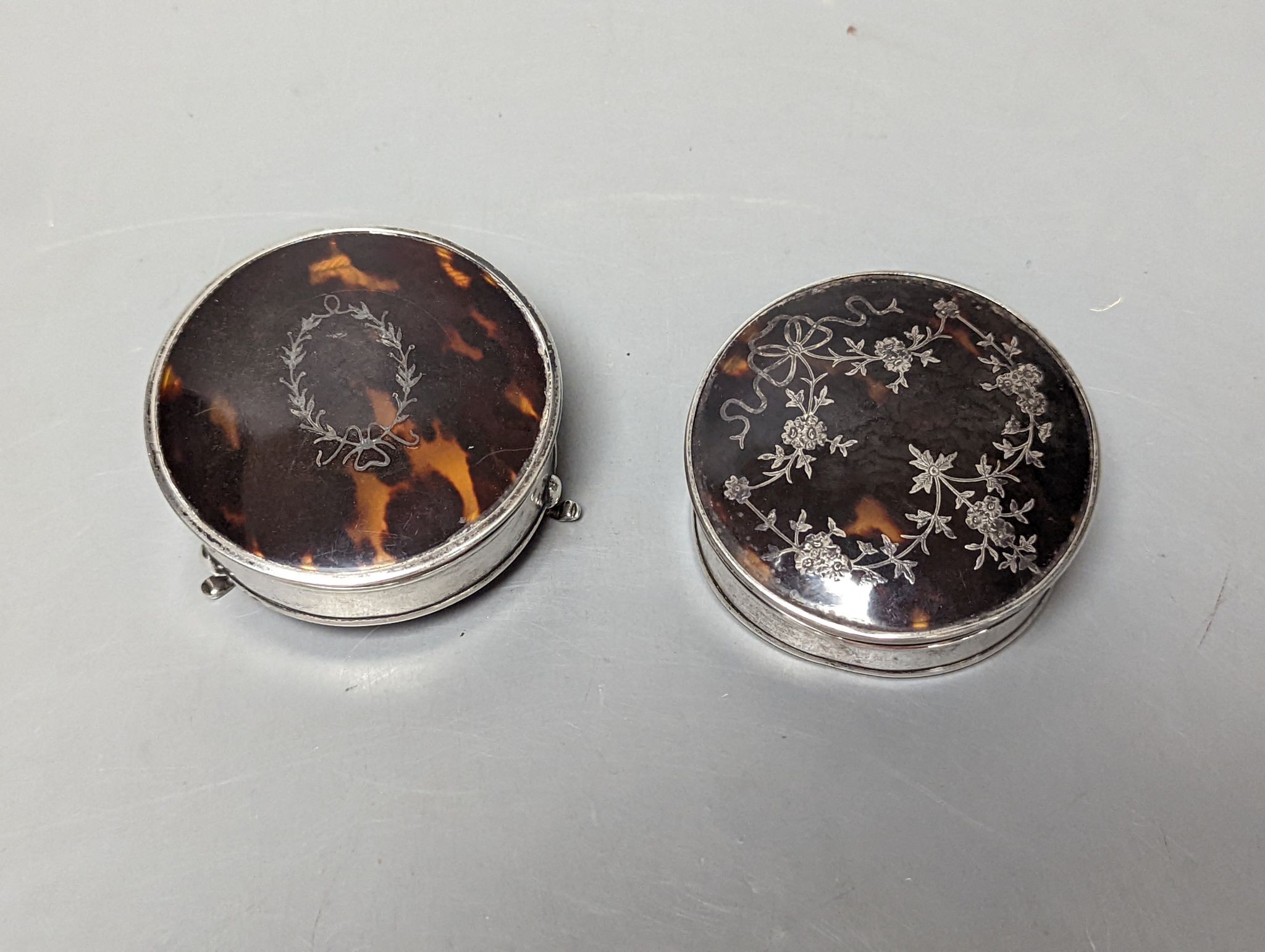 Two George V silver and tortoiseshell pique circular trinket boxes, largest diameter 73mm.